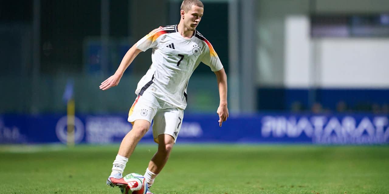 Yll Gashi führt den Ball im Trikot der deutschen U18-Nationalelf.