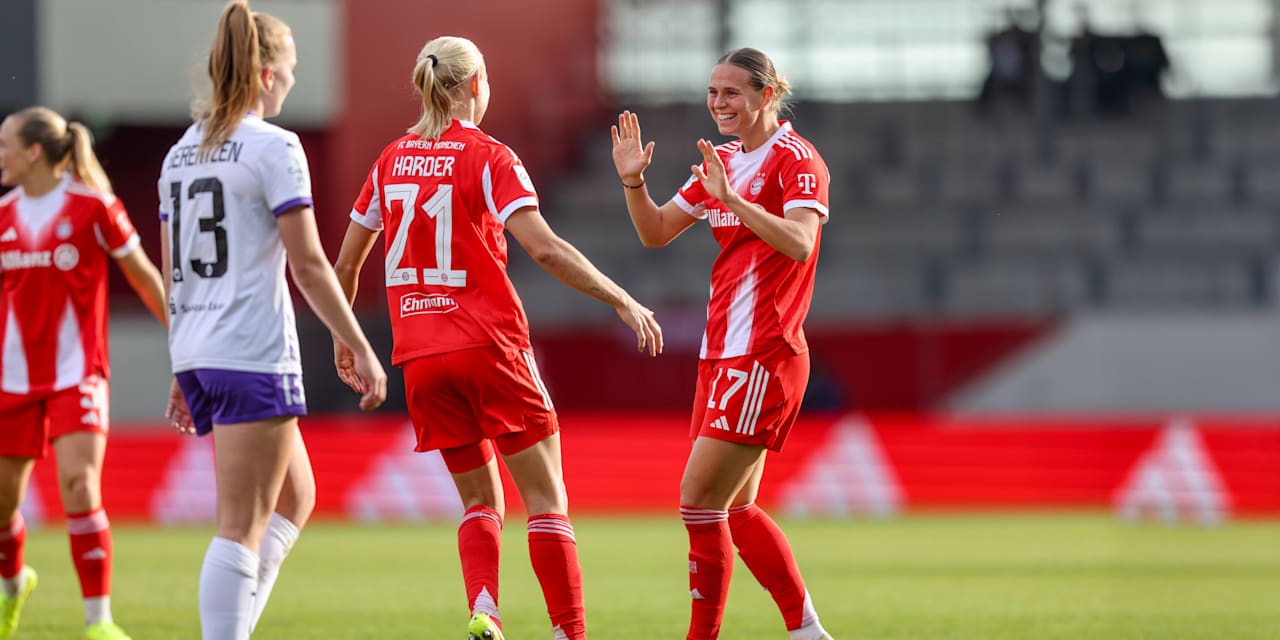 Klara Bühl und Pernille Harder bejubeln ein Tor gegen Essen.