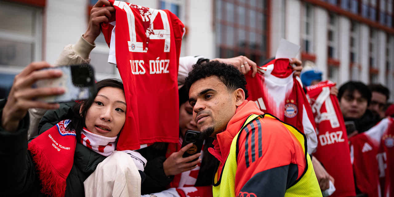 Luis Díaz signing autographs at FC Bayern's open training.