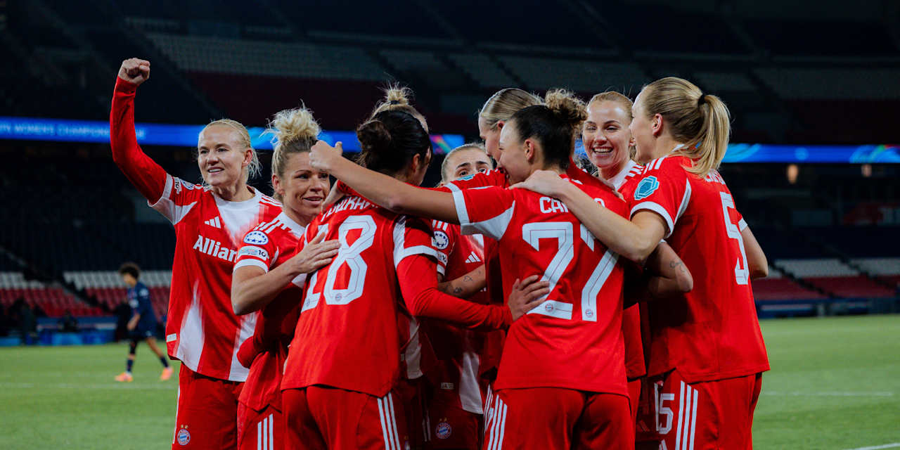 Die FC Bayern Frauen bejubeln einen Treffer bei Paris Saint-Germain.