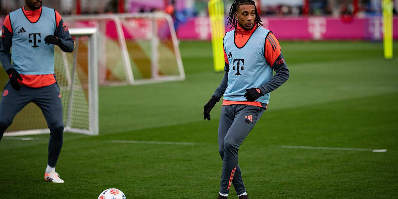 Michael Olise spielt einen Pass im Training des FC Bayern