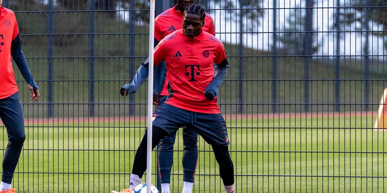 Frank Egwuatu im Training der U19 des FC Bayern mit dem Ball am Fuß.