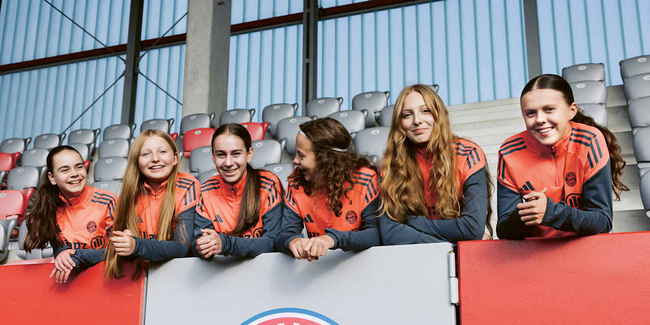 Drei Geschwisterpaaren auf der Tribüne der Spielstätte am FC Bayern Campus.