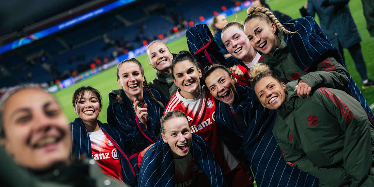 Die FC Bayern Frauen machen ein Selfie nach dem Sieg gegen Paris.