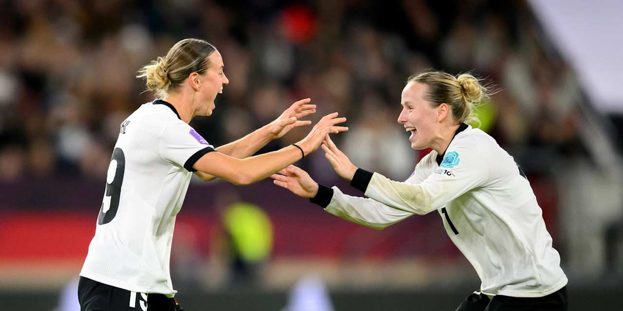Klara Bühl und Franziska Kett bejubeln ein Tor im Dress der deutschen Nationalmannschaft.