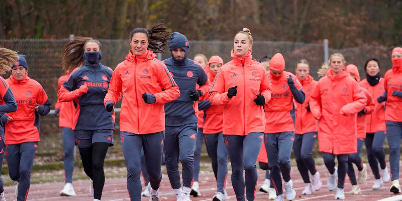 Mala Grohs und Giulia Gwinn joggen der Mannschaft vorweg