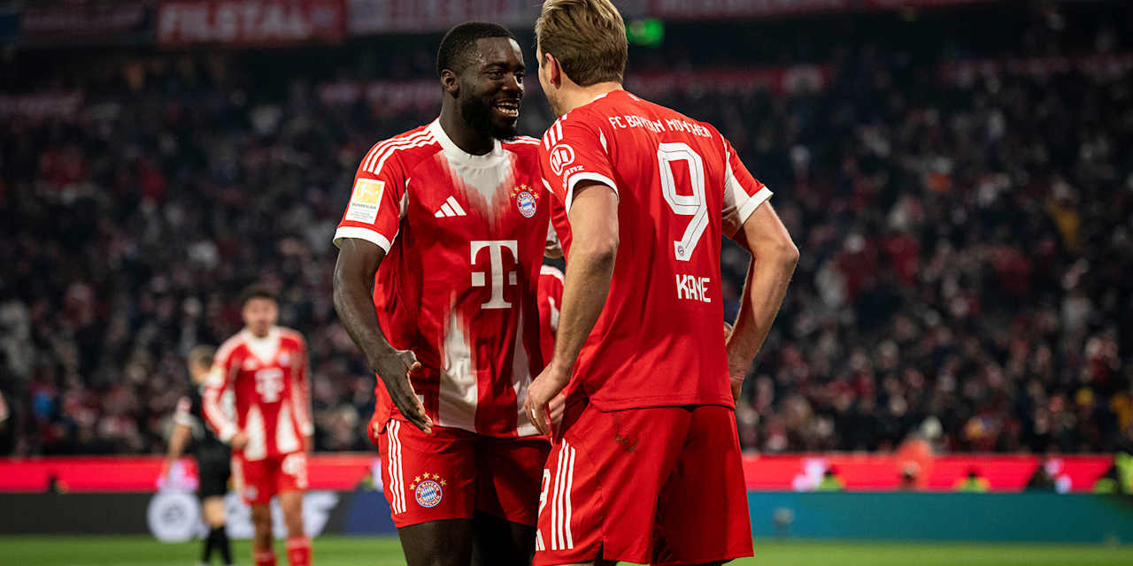 Harry Kane jubelt mit Dayot Upamecano nach dem 4:2 im Bundesliga-Spiel des FC Bayern gegen den SC Freiburg.