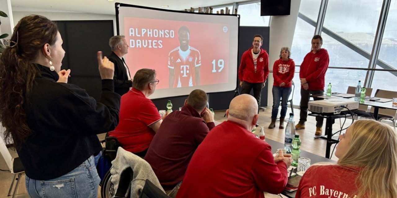 Bild vom Arbeitskreis Fandialog, die Mitglieder des Red Deaf Fanclubs halten einen Vortrag