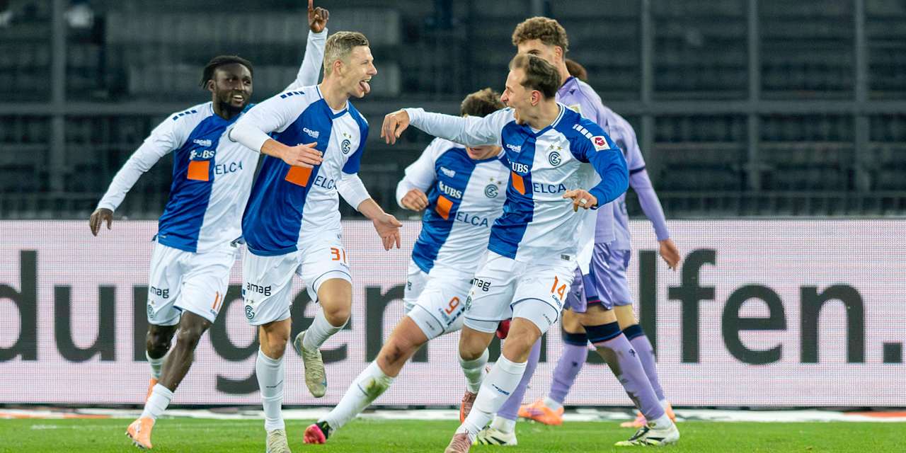 Lovro Zvonarek feiert mit seinen Teamkollegen das Tor.