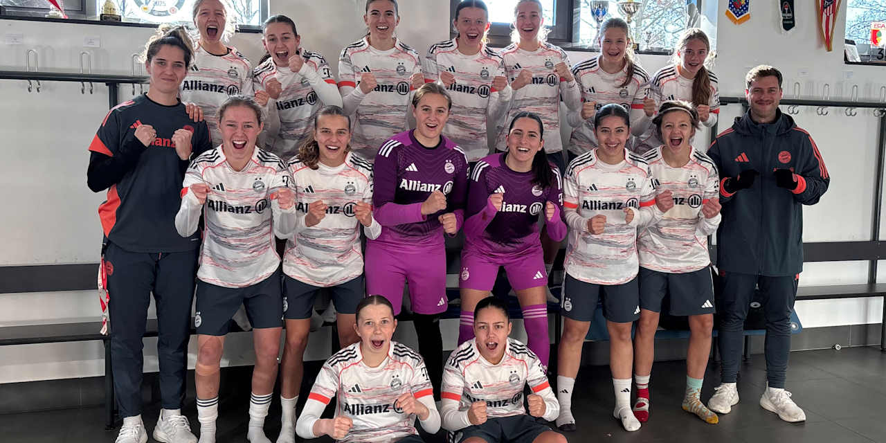 Die U17 Juniorinnen nach ihrem Sieg in der Kabine