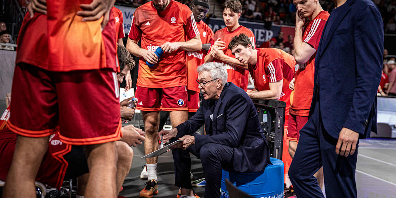 Der FCB Bayern Basketball bespricht sich in einer Auszeit