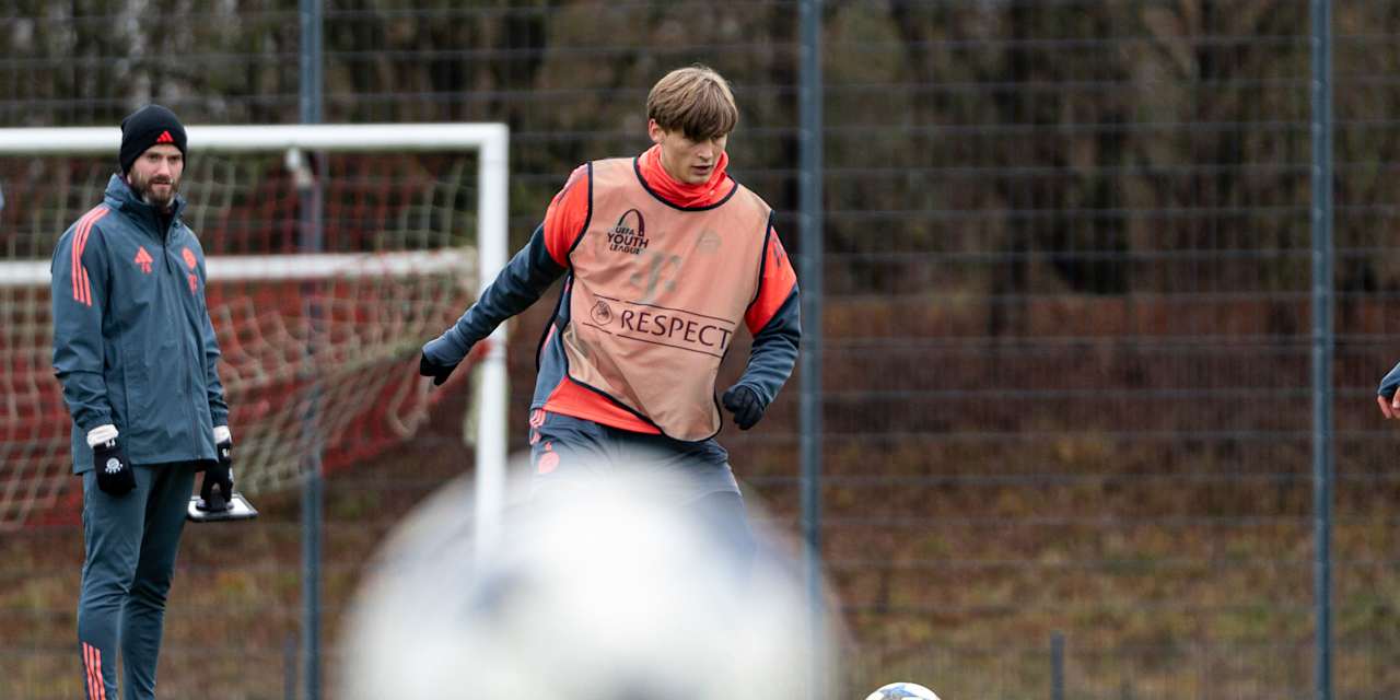 Magnus Dalpiaz passt den Ball im Abschlusstraining der FC Bayern U19.