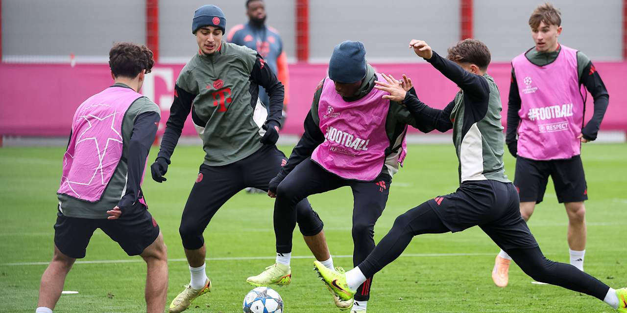 Tom Bischof attackiert Nicolas Jackson im Abschlusstraining des FC Bayern vor Arsenal