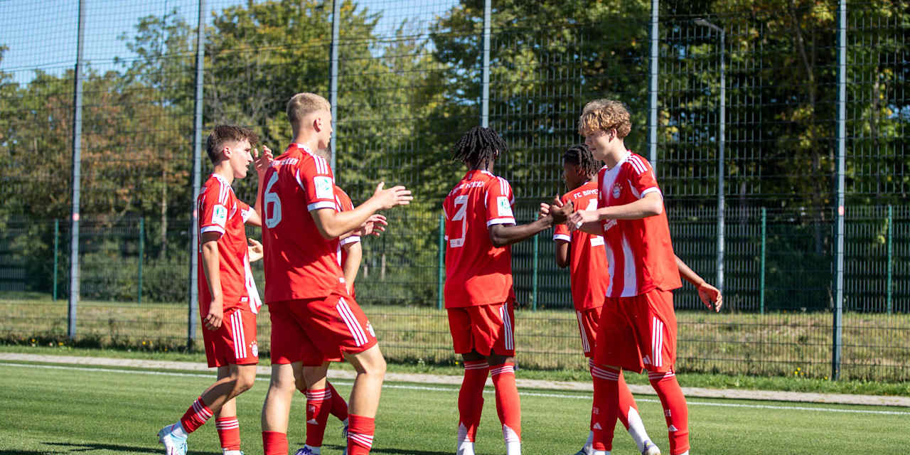 Die FC Bayern U17 bejubelt einen Treffer.