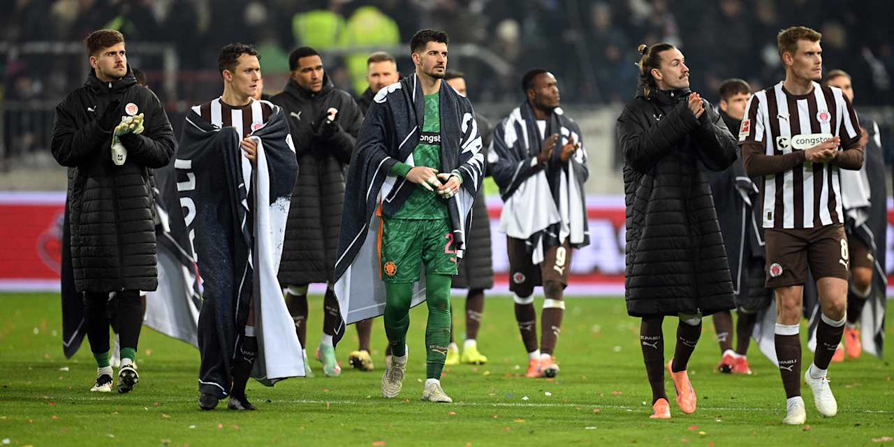 Spieler des FC St. Pauli bedanken sich auf dem Rasen bei den Fans nach der Heimniederlage gegen Union