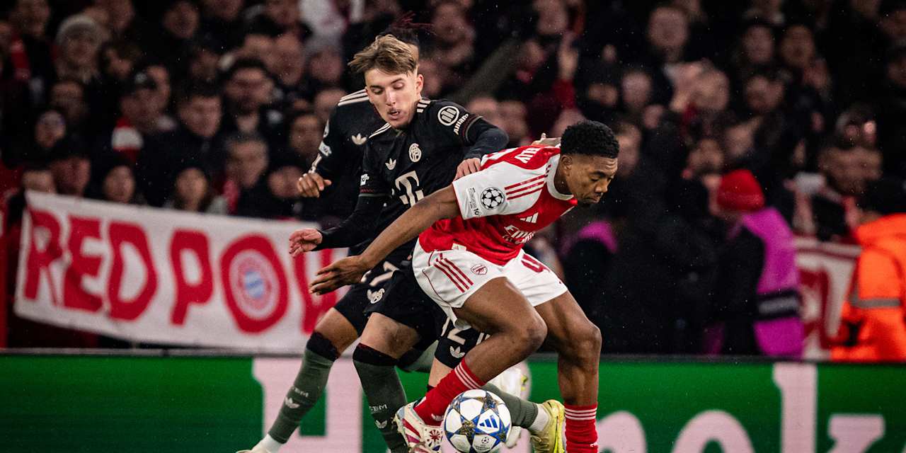 Lennart Karl im Zweikampf mit Lewis-Skelly im Spiel des FC Bayern bei Arsenal