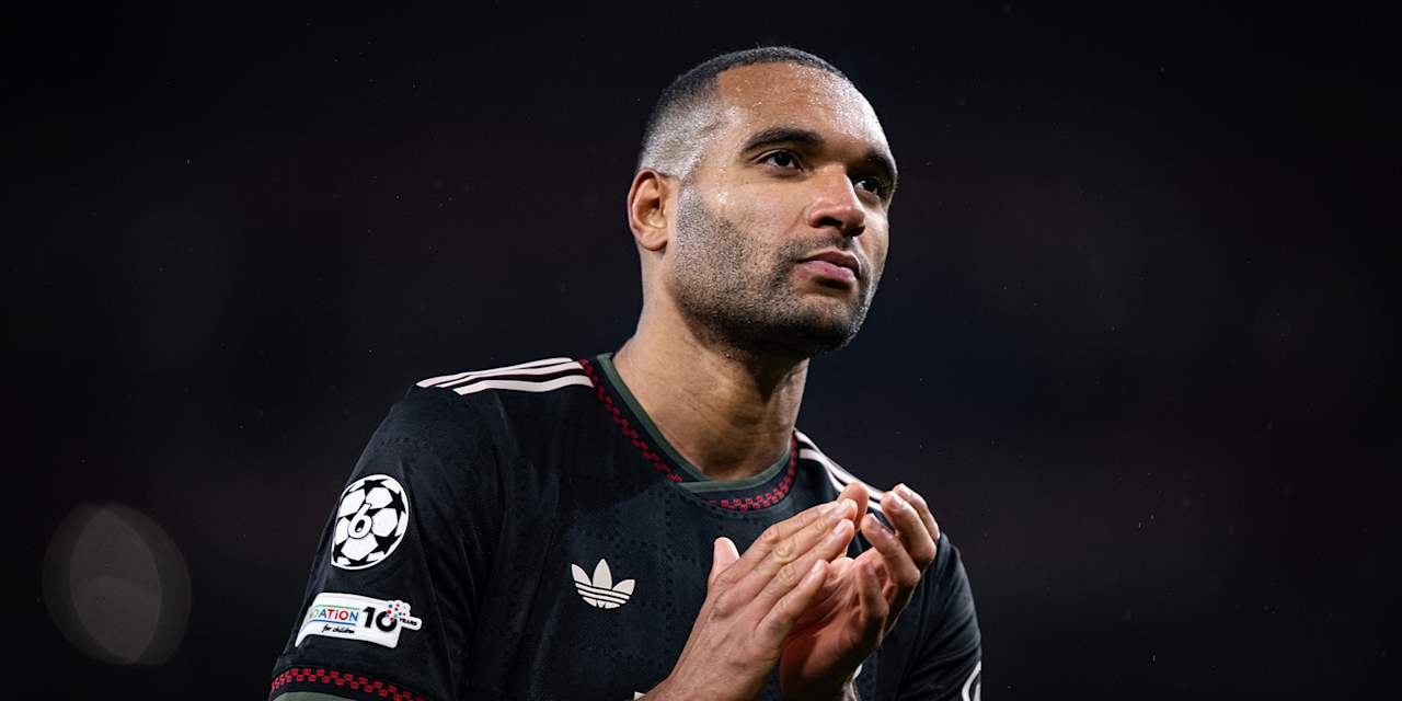 Jonathan Tah klatscht nach dem Spiel gegen Arsenal zu den Fans