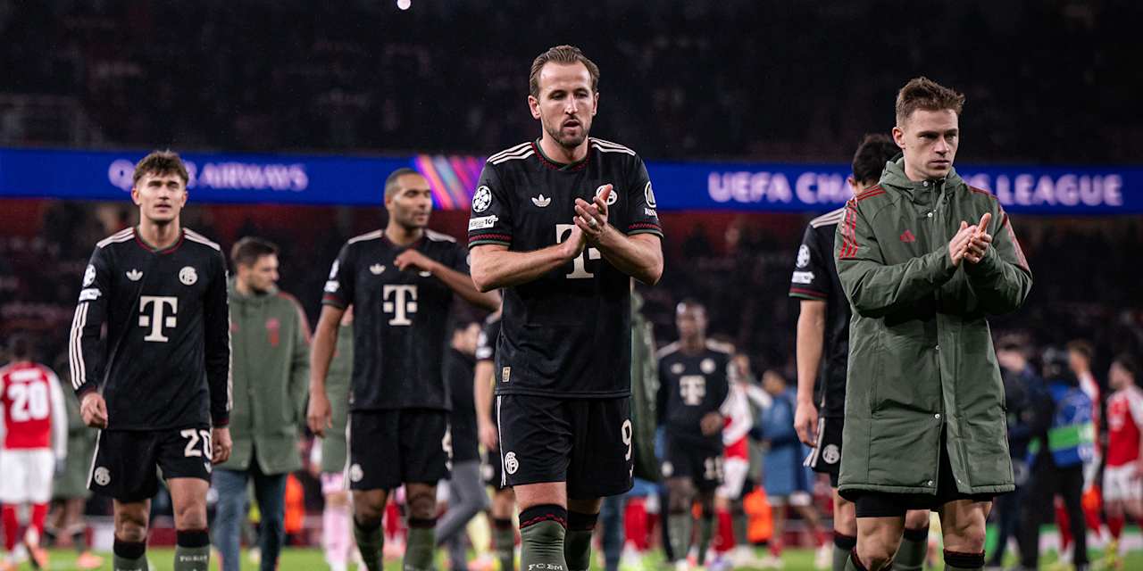 Spieler des FC Bayern klatschen nach dem Spiel bei Arsenal zur Fankuve