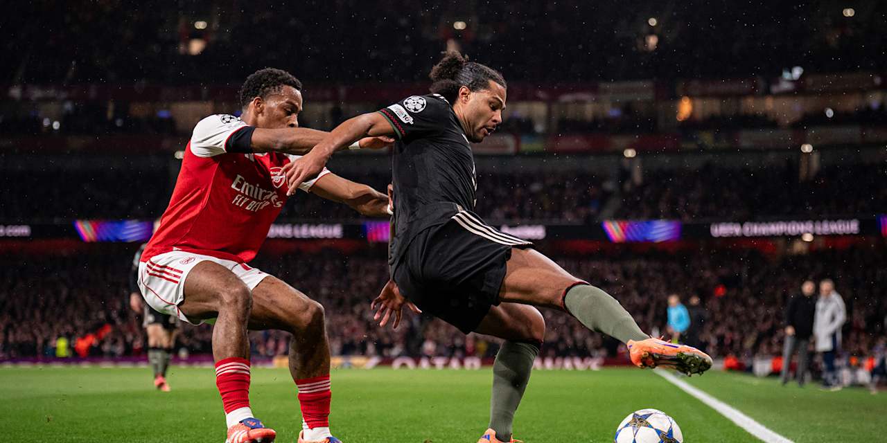 Serge Gnabry im Zweikampf mit Timber im Spiel des FC Bayern gegen Arsenal