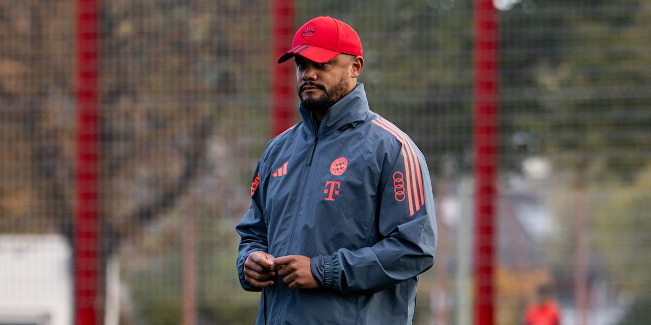 Vincent Kompany lächelt im Pressetalk des FC Bayern vor dem Bundesliga-Heimspiel gegen Freiburg