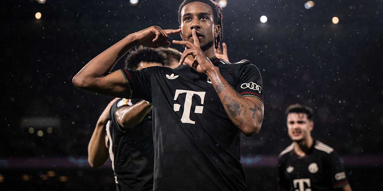 Michael Olise bejubelt sein Tor zum 4:1 im DFB-Pokal-Spiel des FC Bayern beim 1. FC Köln.