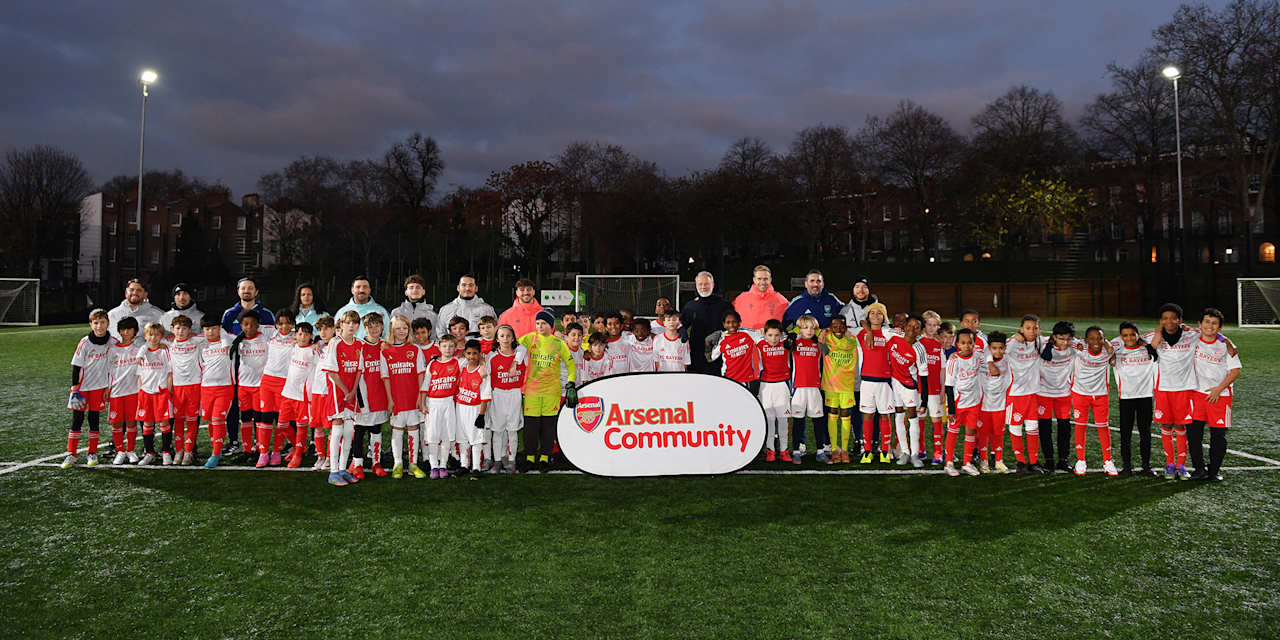 Gruppenfoto beim Kindertraining im Rahmen von Arsenal in the Community
