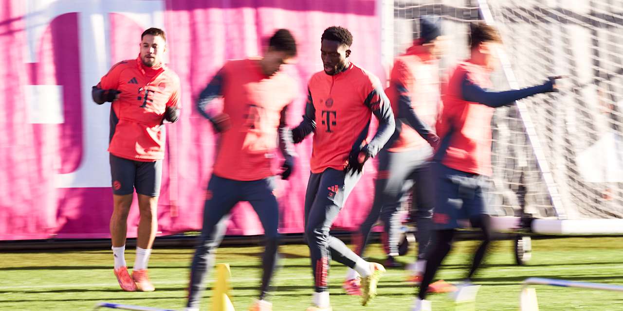 Alphonso Davies rennt im Training des FC Bayern
