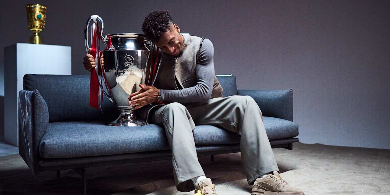 Kingsley Coman kuschelt sich an den Champions League-Pokal