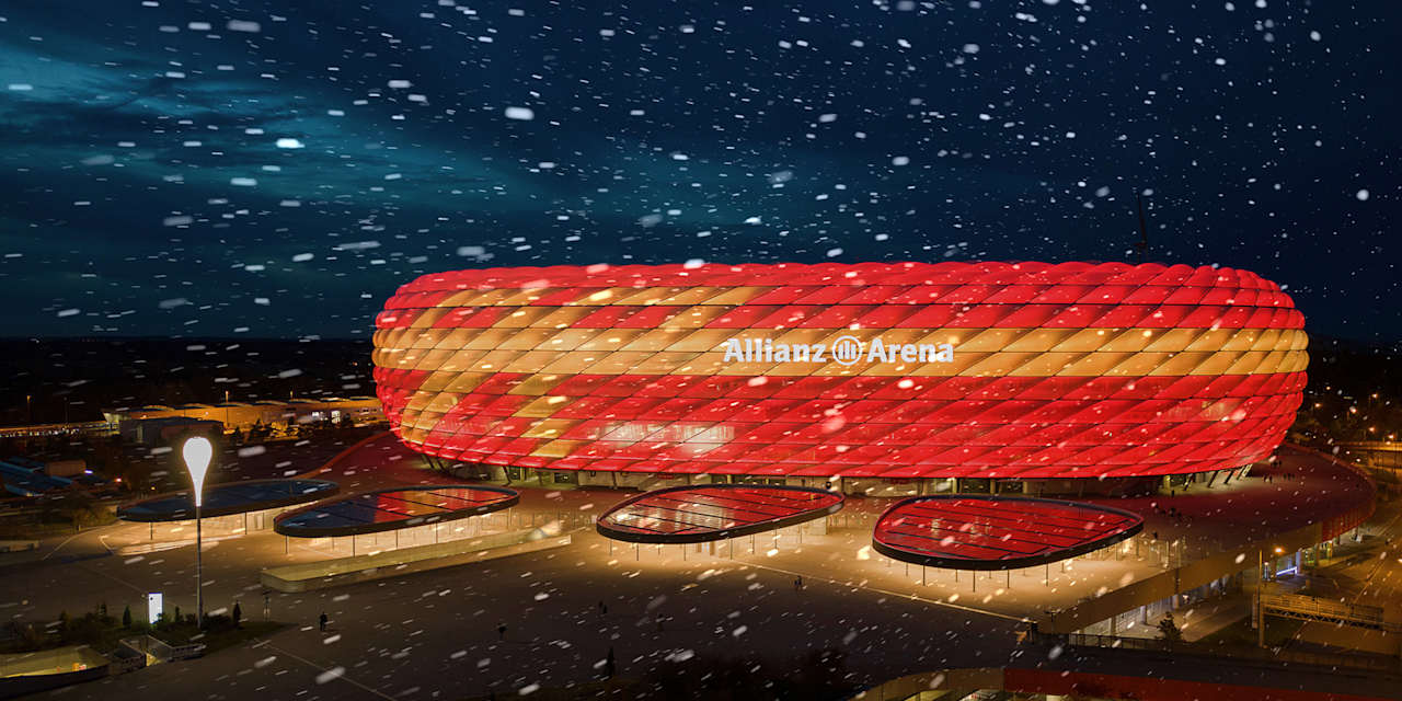 Allianz Arena strahlt bei Nacht als weihnachtliches Geschenk mit Schleife
