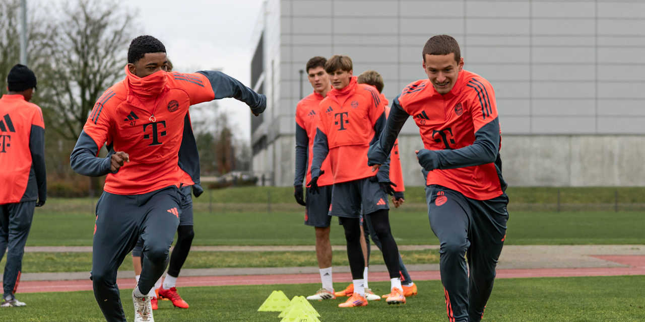 Allen Junior Lambe und Yll Gashi laufen im Training der FC Bayern U19.