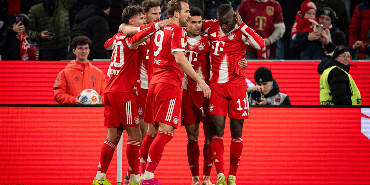 Der FC Bayern bejubelt das Tor von Luis Diaz zum 2:1 im Bundesliga-Heimspiel des FC Bayern gegen den FC St. Pauli.