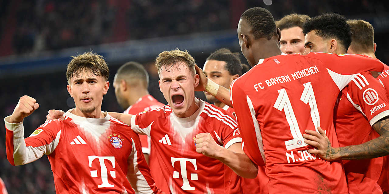 Spieler des FC Bayern bejubeln das Tor zum 2:1 im Bundesliga-Heimspiel gegen den FC St. Pauli.