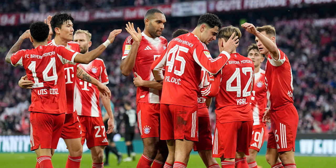 Spieler des FC Bayern bejubeln ein Tor im Bundesliga-Spiel gegen den FC St. Pauli.