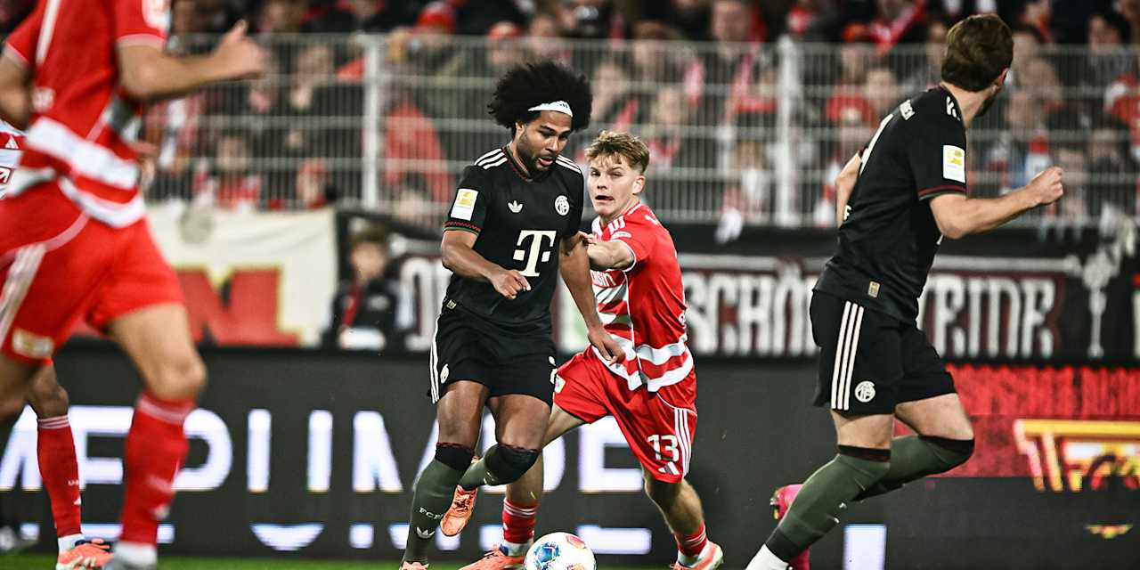 Serge Gnabry mit Ball am Fuß während des Auswärtsspiels des FC Bayern in der Bundesliga bei Union Berlin