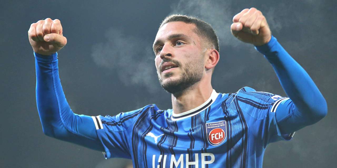 Arijon Ibrahimović reckt zum Jubeln beide Fäuste in die Luft.