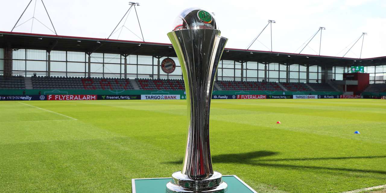 Der DFB-Pokal der Frauen im FC Bayern Campus.