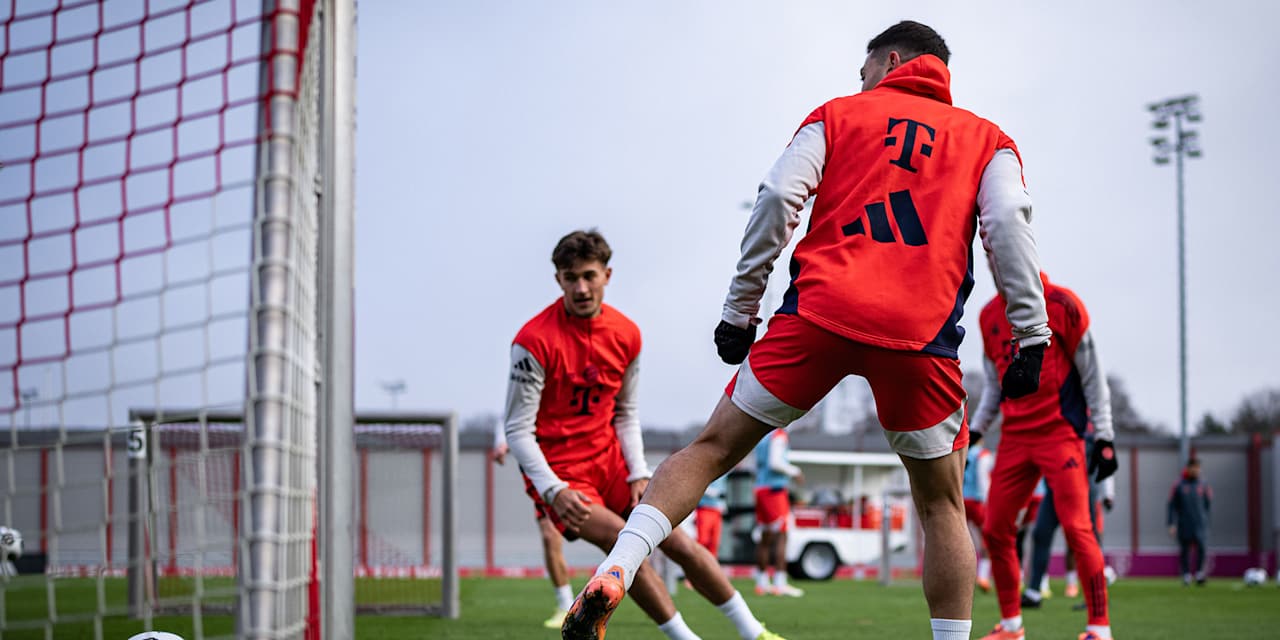Tom Bischof and Raphael Guerreiro in front of small goals in FC Bayern's training session ahead of the cup match at 1. FC Union Berlin
