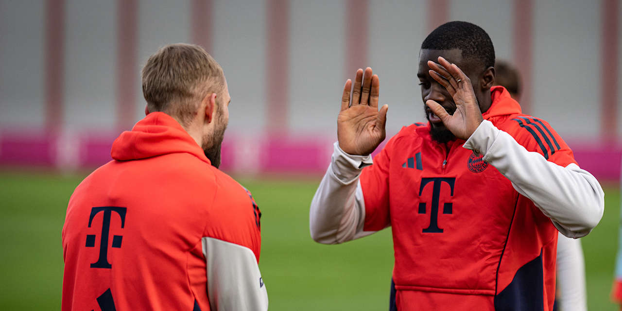 Dayot Upamecano schlägt ein mit Konrad Laimer im Training des FC Bayern vor dem Pokalspiel beim 1. FC Union Berlin