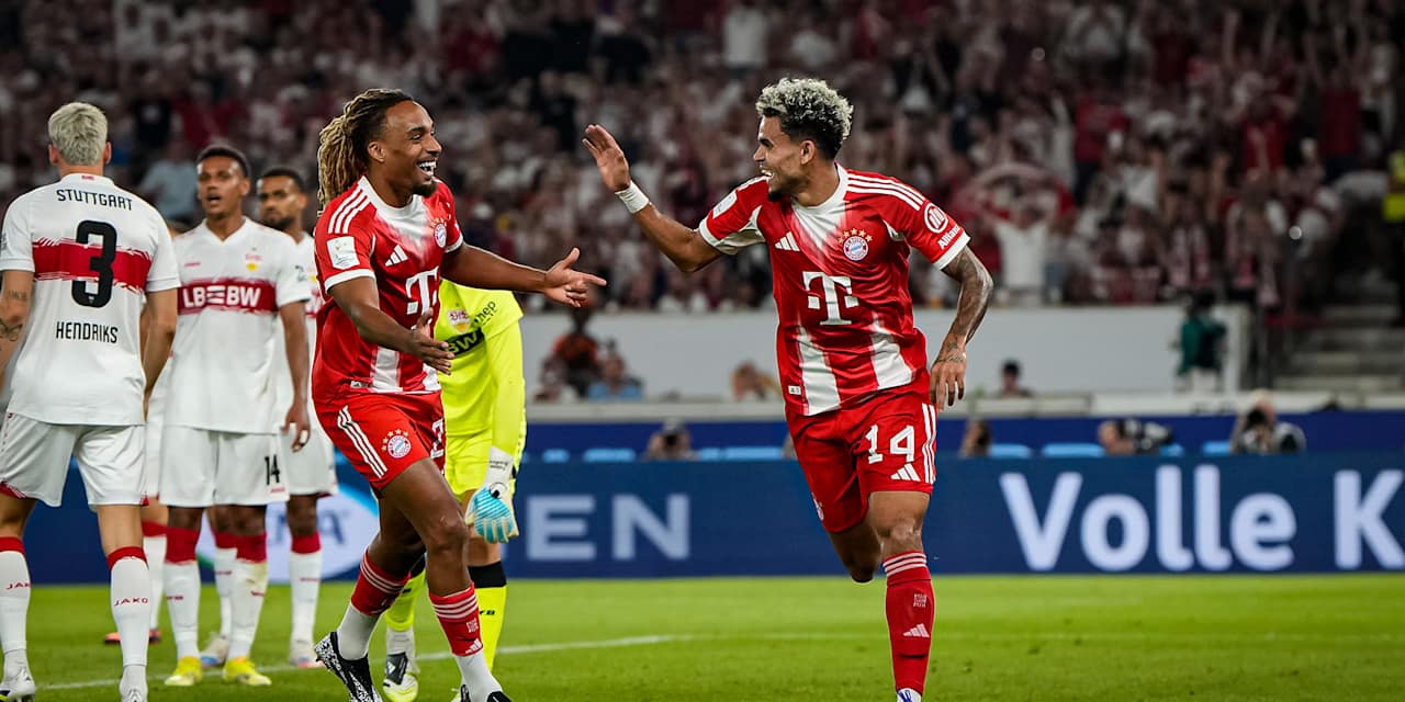 Luis Díaz und Sacha Boey bejubeln den Treffer zum 2:0 ein während des Franz Beckenbauer-Supercup zwischen dem VfB Stuttgart und dem FC Bayern