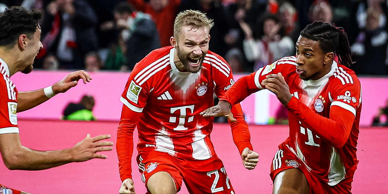 Konrad Laimer jubelt mit Michael Olise während des Heimspiels des FC Bayern in der Bundesliga gegen Borussia Dortmund