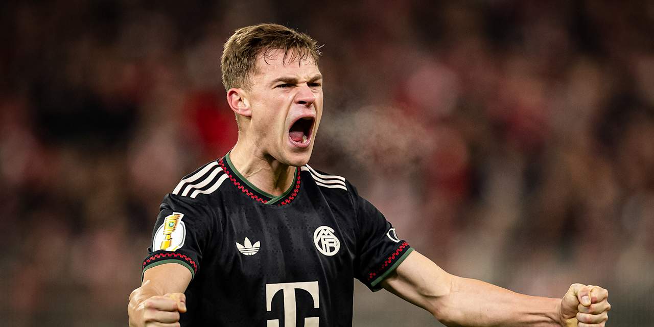Joshua Kimmich schreit vor Freude über den Auswärtssieg des FC Bayern im DFB-Pokal-Viertelfinale gegen Union Berlin