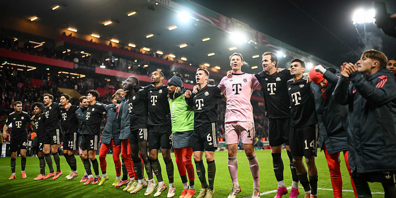 Manuel Neuer und die Mannschaft feiern vor der Kurve nach dem Auswärtssieg des FC Bayern bei Union Berlin im DFB-Pokal-Achtelfinale