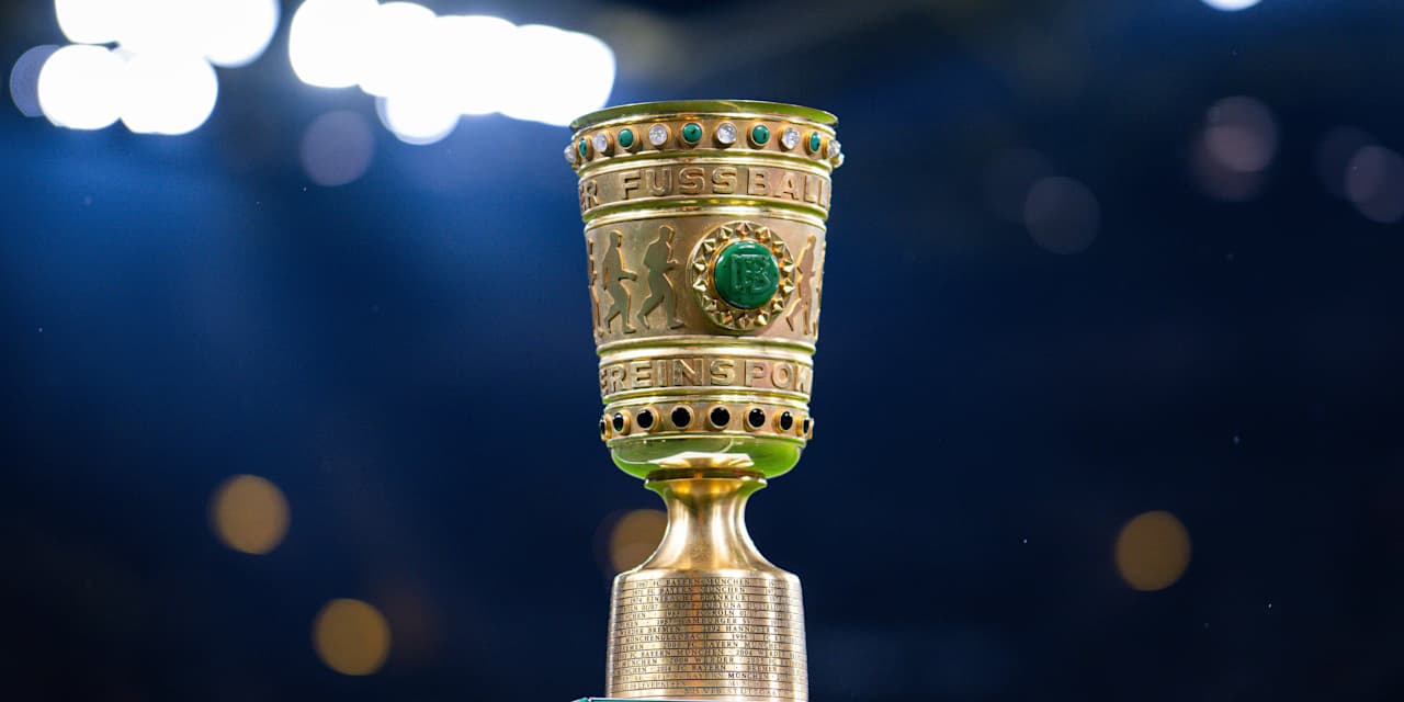 Der Pokal des DFB-Pokals steht auf einem Sockel im Stadion