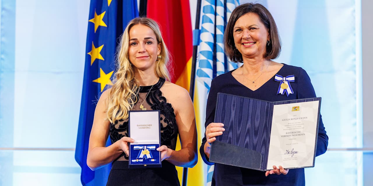 Giulia Gwinn präsentiert ihren Orden gemeinsam mit Landtagspräsidentin Ilse Aigner.