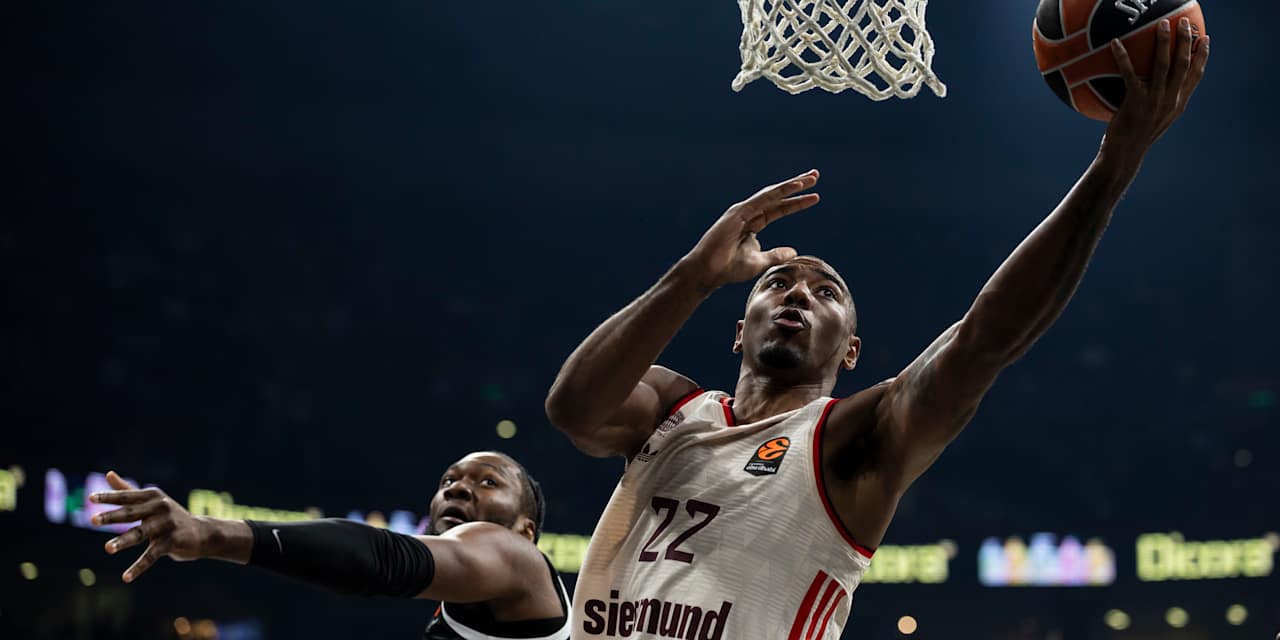 Isiaha Mike mit dem Layup