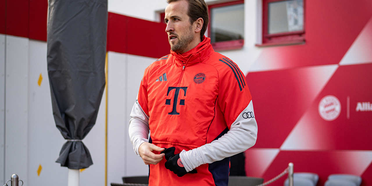 Harry Kane auf dem Weg zum Spielfeld im Training des FC Bayern vor dem Pokalspiel beim 1. FC Union Berlin