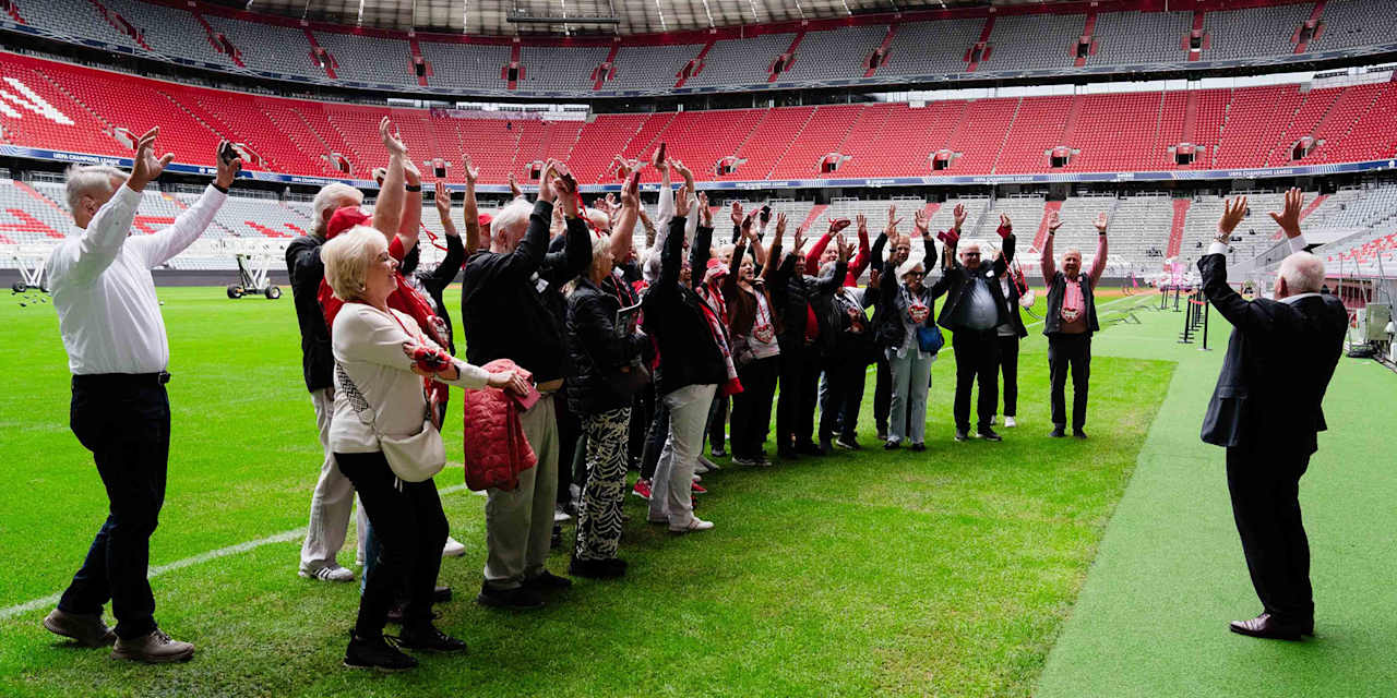 Fans des FC Bayern machen am Spielfeldrand der Allianz Arena eine Laola-Welle