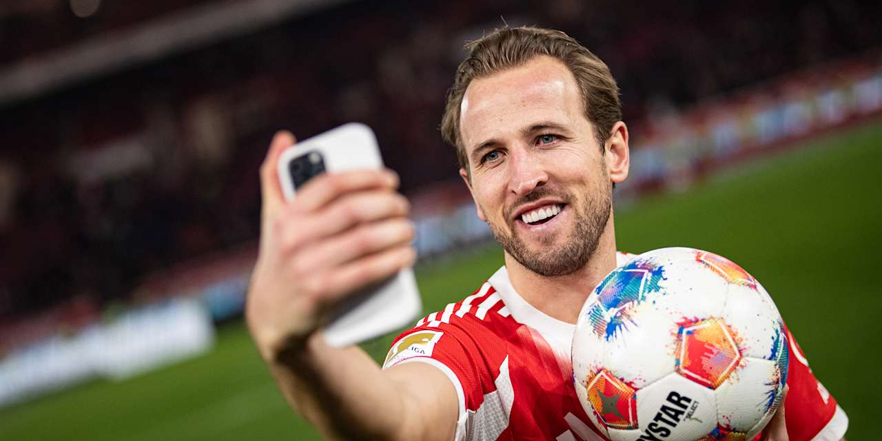Harry Kane macht ein Selfie mit dem Spielball vom Duell mit dem VfB Stuttgart