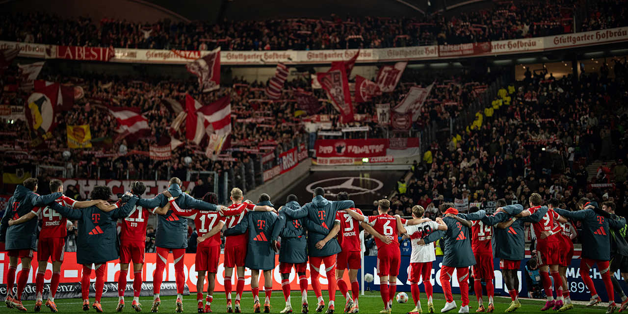 Die Mannschaft feiert mit den Fans in der Kurve nach dem 5:0-Sieg im Bundesliga-Spiel des FC Bayern beim VfB Stuttgart