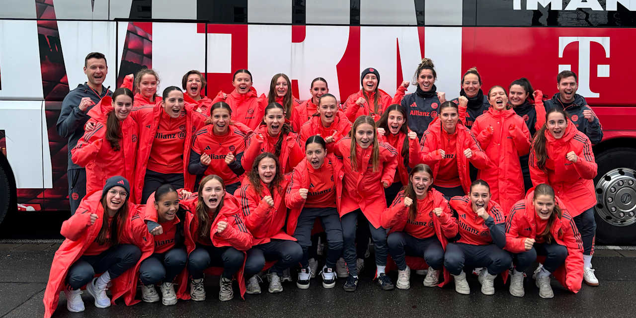 Die U17-Juniorinnen posieren für ein Teamfoto vor dem Bus des FC Bayern.